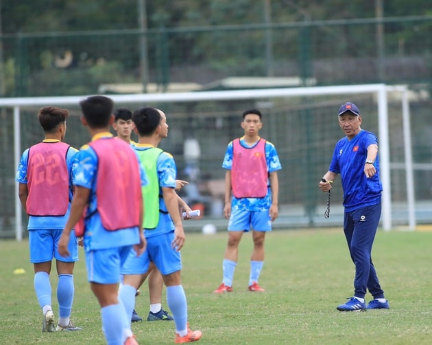 HLV Yutaka Ikeuchi quyết tâm cùng U19 Việt Nam HLV Yutaka Ikeuchi cùng các học trò tại buổi tập của U19 Việt Nam