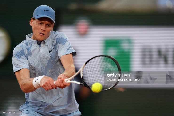 Jannik Sinner thi đấu tập trung trong trận ra quân Roland Garros