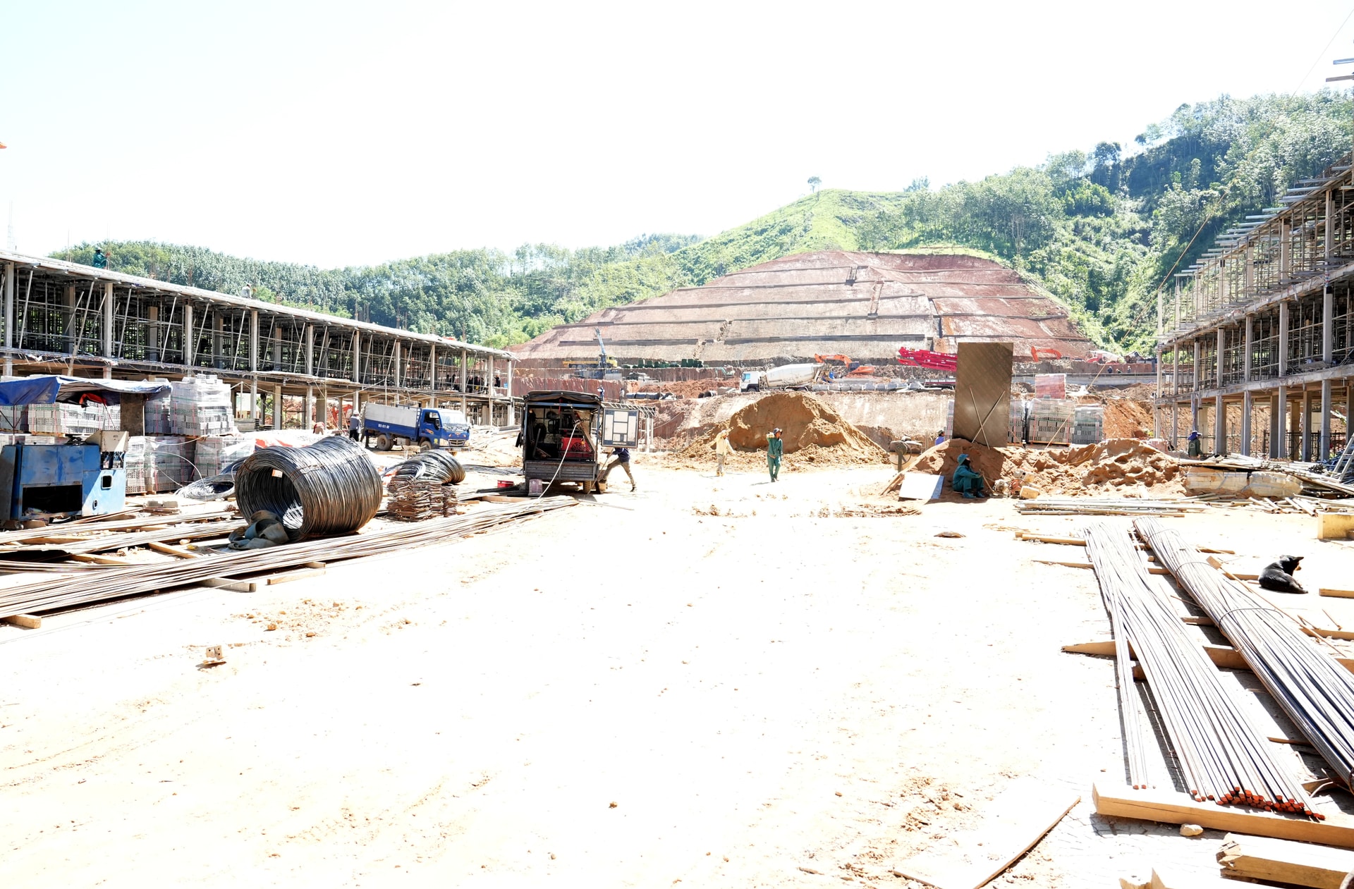Tiến độ thi công công trình Trường Phổ thông Nội trú liên cấp Tiểu học - THCS Avương cơ bản bảo đảm theo kế hoạch đề ra.