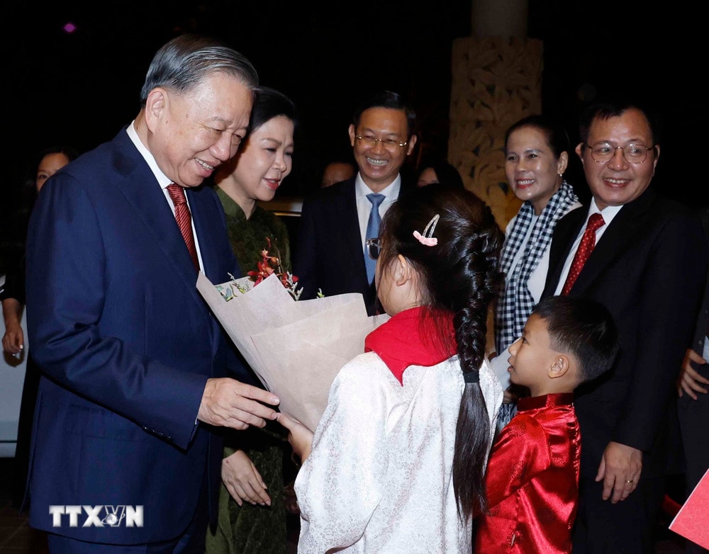 b8ba4cf314783bba9e3a8faf-_ttxvn-tong-bi-thu-chu-tich-nuoc-to-lam-va-phu-nhan-bat-dau-chuyen-tham-cap-nha-nuoc-toi-singapore5.jpg