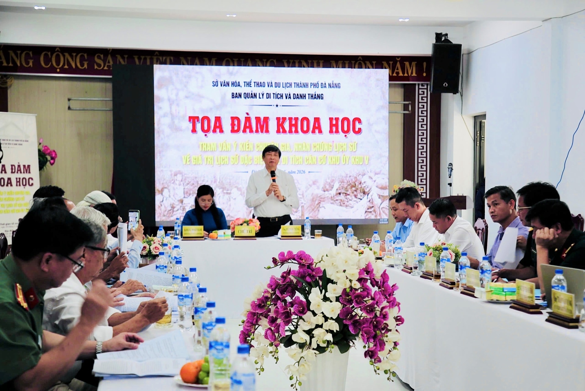 Các nhà nghiên cứu, nhân chứng lịch sử tham dự tọa đàm. Ảnh: ALĂNG NGƯỚC