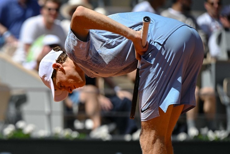 Jannik Sinner gục ngã về thể lực trong trận đấu với Cerundolo tại Roland Garros