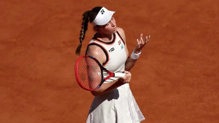 Elena Rybakina thất vọng sau khi bị loại sớm tại Roland Garros