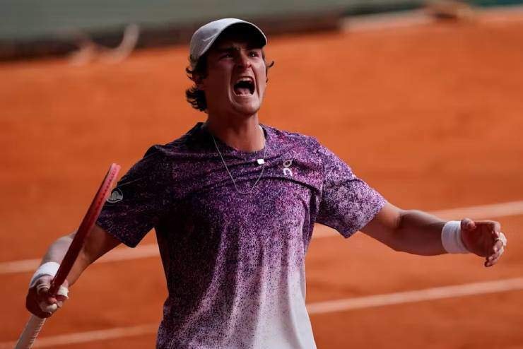 Joao Fonseca ăn mừng chiến thắng trước Novak Djokovic