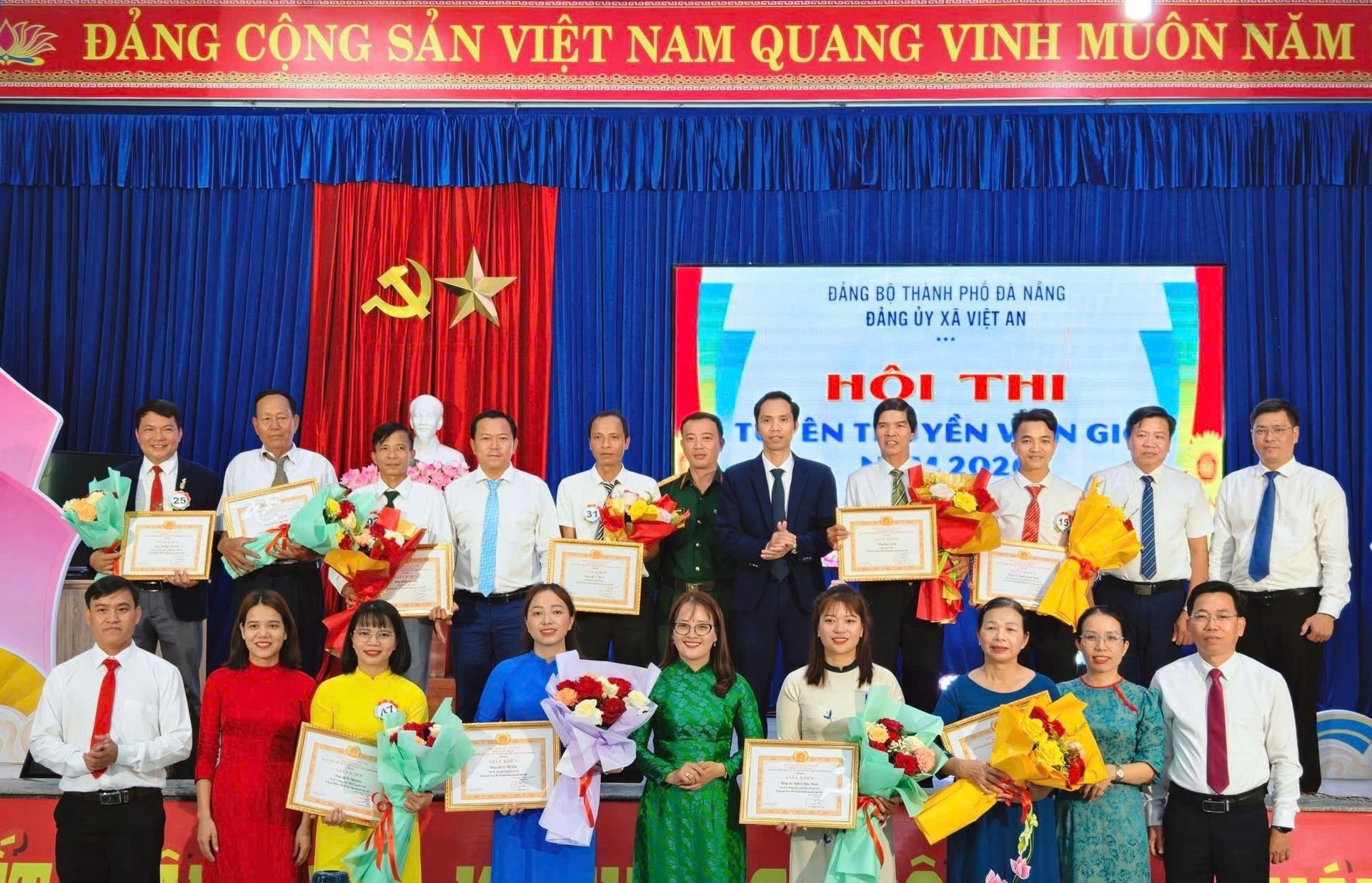 Lãnh đạo xã Việt An trao thưởng cho các thí sinh xuất sắc đoạt giải. Ảnh: V.AN