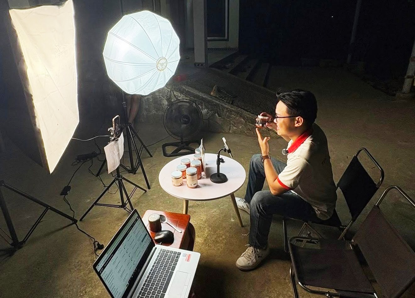 Anh Nguyễn Duy Hùng livestream bán sản phẩm của Dulius trong bối cảnh không gian ở quê nhà Đại Lộc