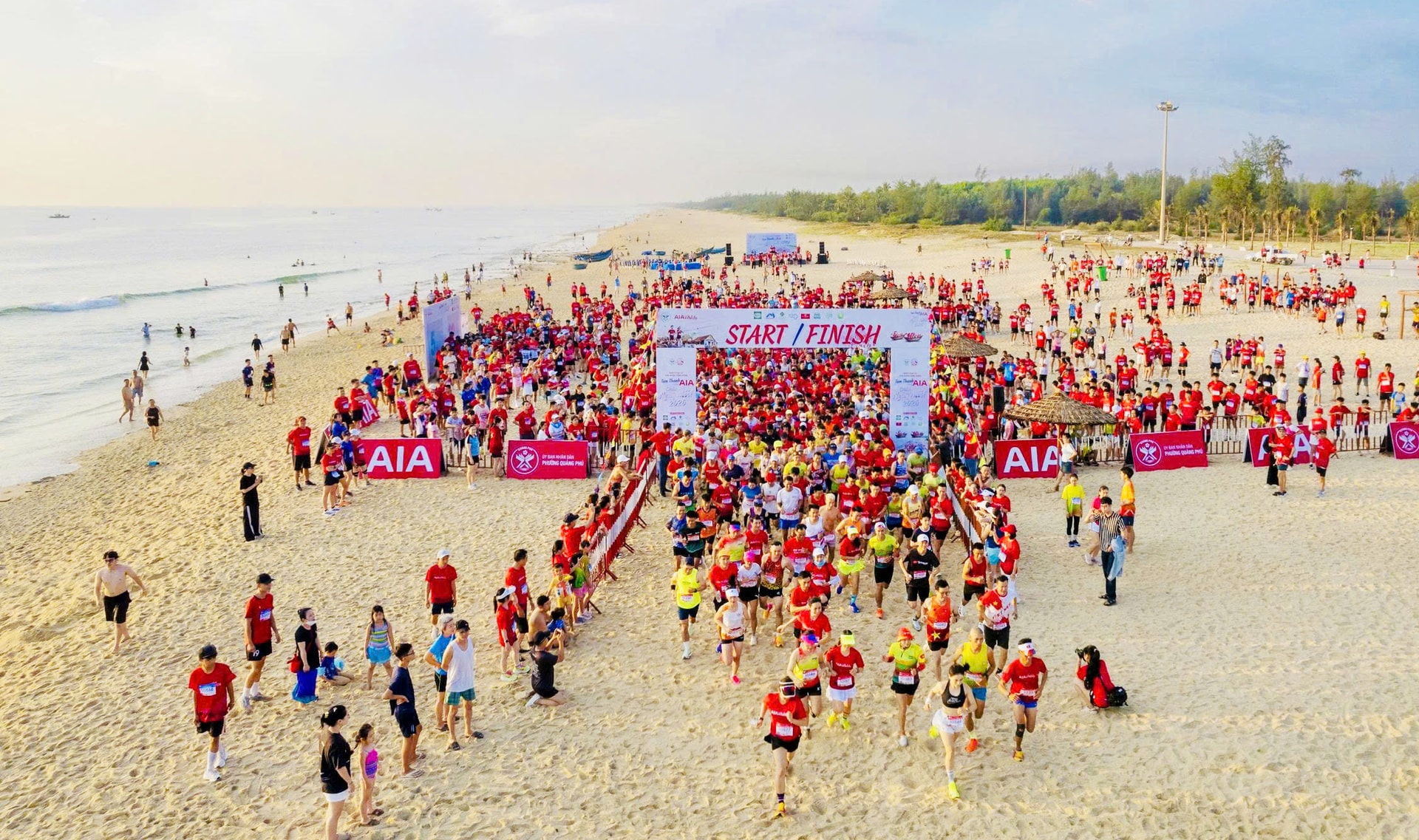 Cả 2 cự ly 5km và 10km đều xuất phát trong lúc bình minh lên trên bãi biển Tam Thanh