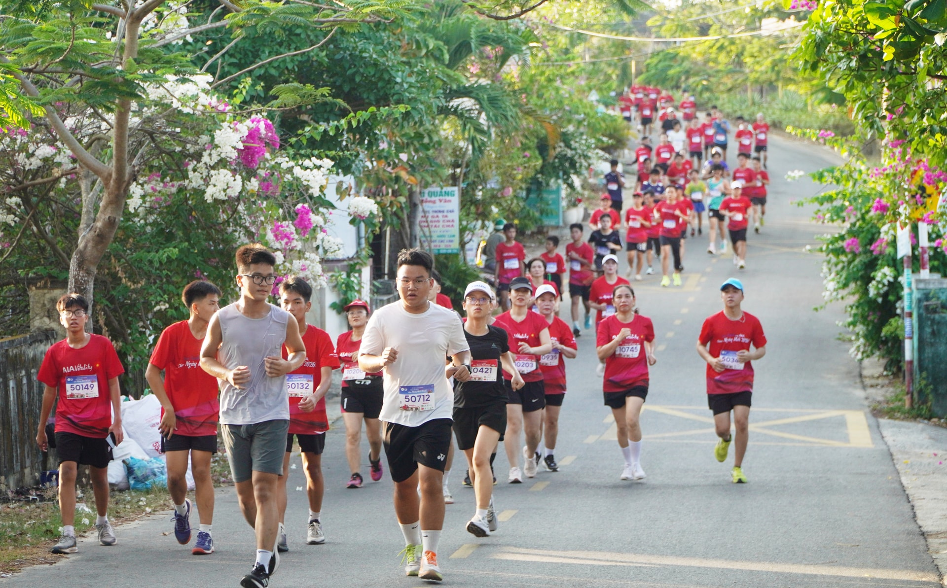 Các vận động viên chạy trên cung đường ngang qua làng bích họa Tam Thanh