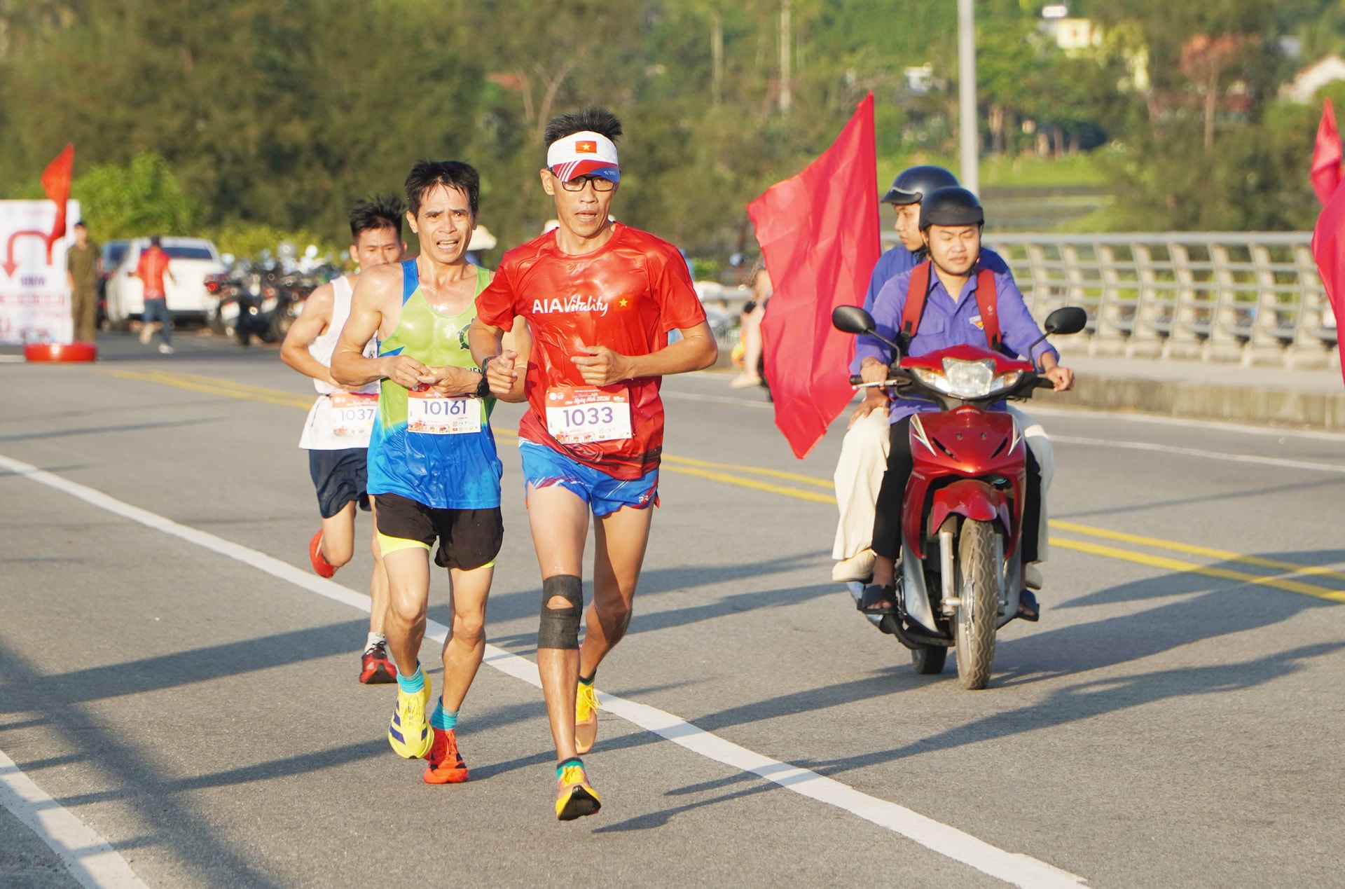 Các vận động viên nỗ lực trên từng bước chạy