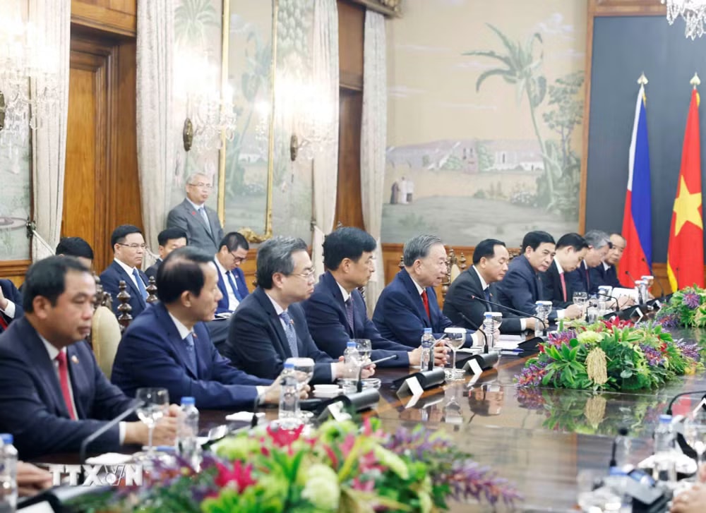 Tổng Bí thư, Chủ tịch nước Tô Lâm và đoàn cấp cao Việt Nam tại cuộc hội đàm với Tổng thống Philippines Ferdinand Romualdez Marcos Jr. và đoàn cấp cao Philippines. (Ảnh: Thống Nhất/TTXVN) ttxvn-tong-bi-thu-chu-tich-nuoc-to-lam-va-tong-thong-philippines-hoi-dam-0106-6.jpg