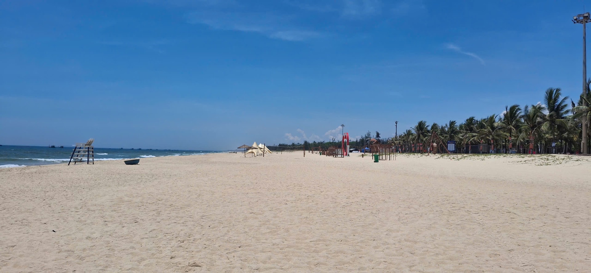 Ảnh 4 Bãi biển Tam Thanh với ưu thế dài, cát mịn, mặt bằng thoáng và chưa bị đô thị hoá dày đặc là điều kiện lý tưởng cho việc tổ chức Festival thuyền thúng ( Ảnh Trần Đức)