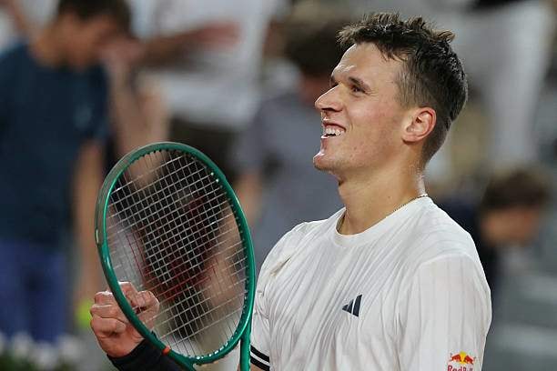 Jakub Mensik ăn mừng chiến thắng trước Rublev