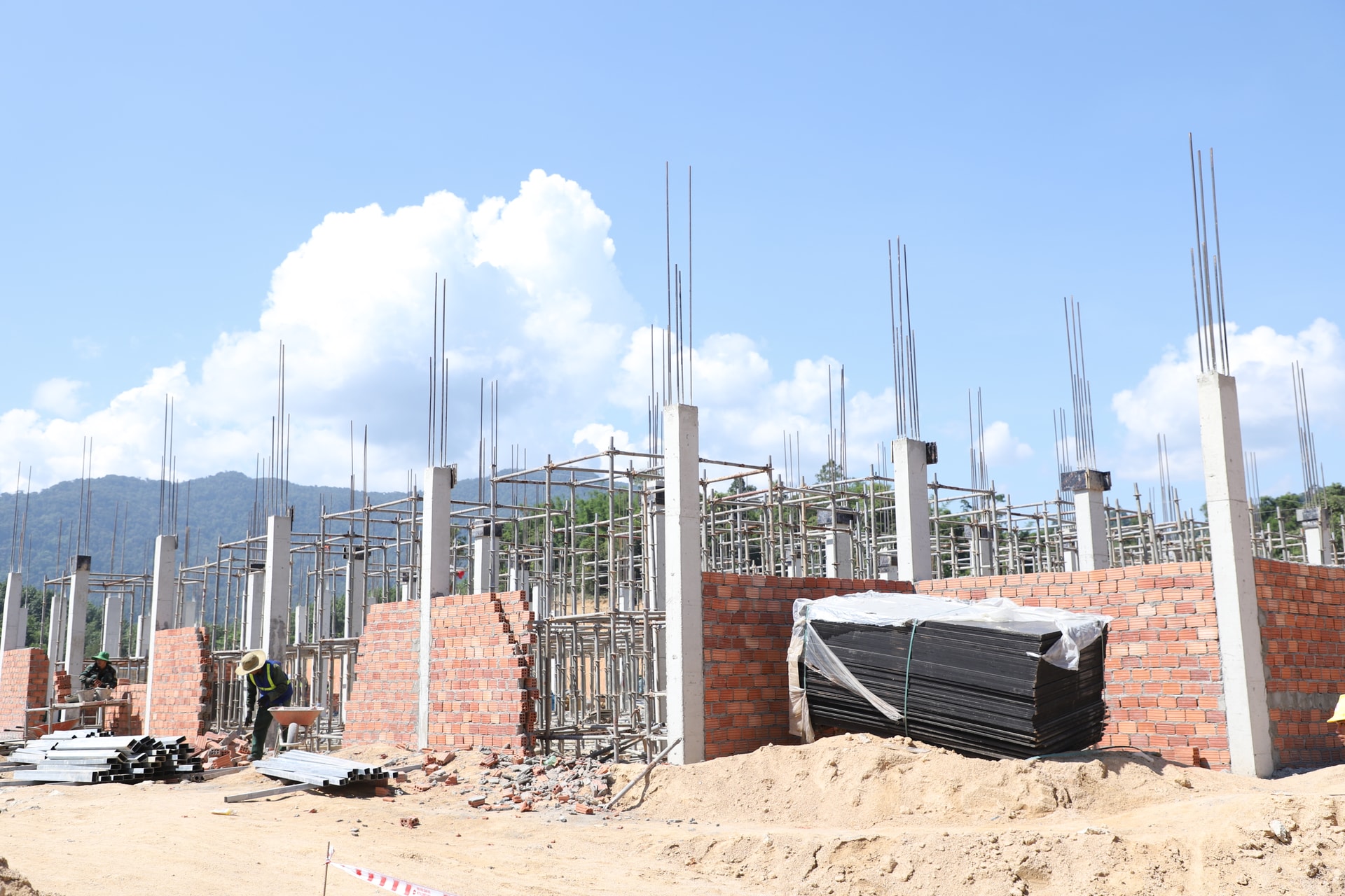 Dự án xây dựng Trường Phổ thông nội trú liên cấp tiểu học và THCS xã La Dêê đang được các đơn vị thi công khẩn trương đẩy nhanh tiến độ. Ảnh: NGỌC PHÚ