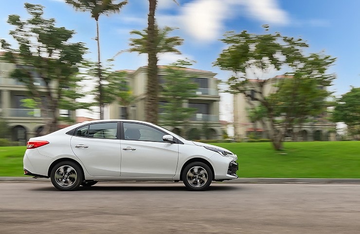 Đuôi xe Toyota Vios 2026 giữ nét thiết kế quen thuộc nhưng được tinh chỉnh nhẹ
