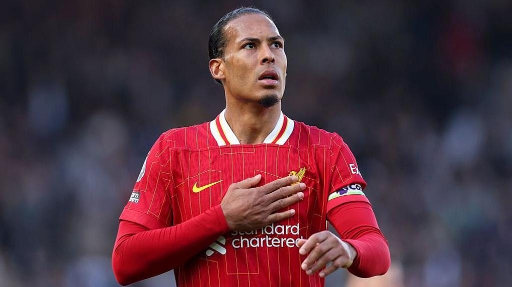 Virgil van Dijk vẫn giữ vai trò thủ lĩnh tối cao trong phòng thay đồ The Kop.