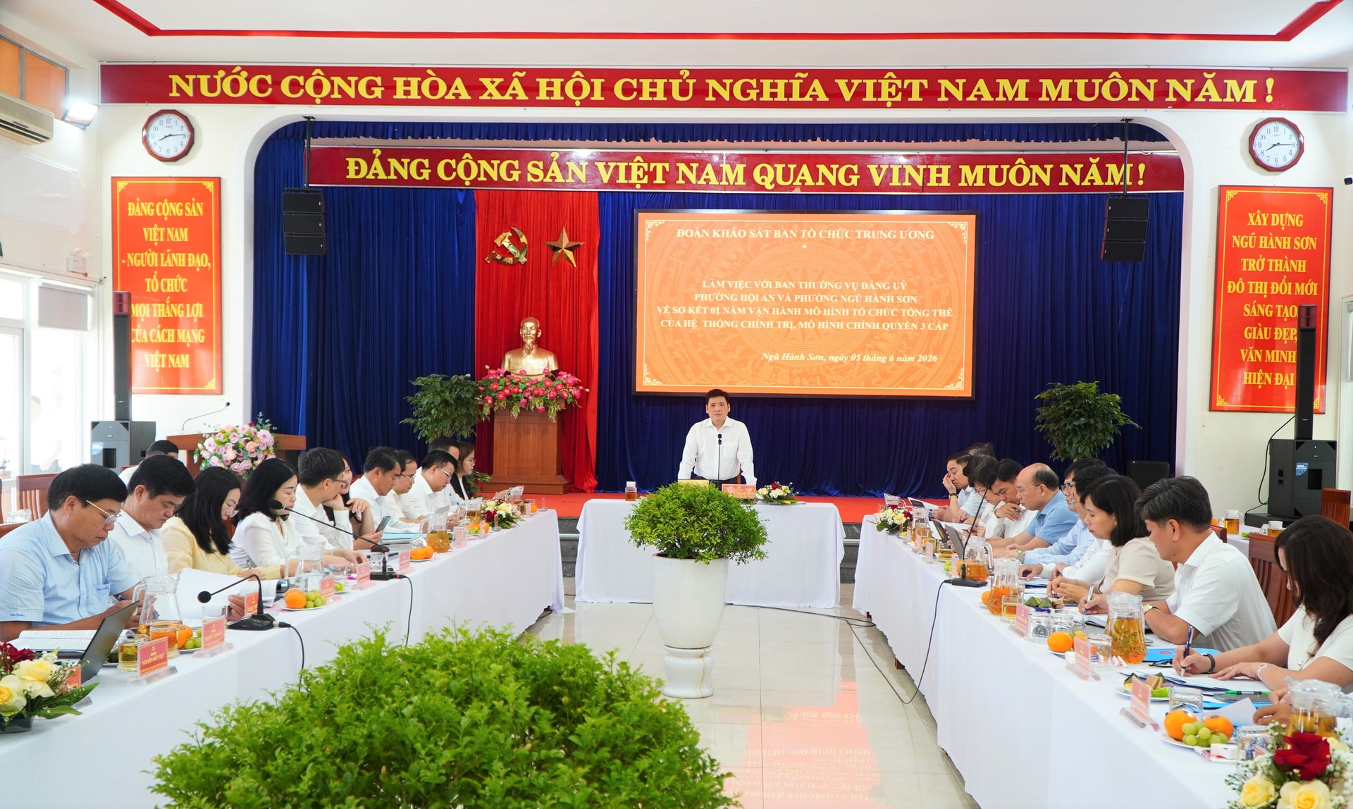 Quang cảnh buổi làm việc. Ảnh: VINH ANH