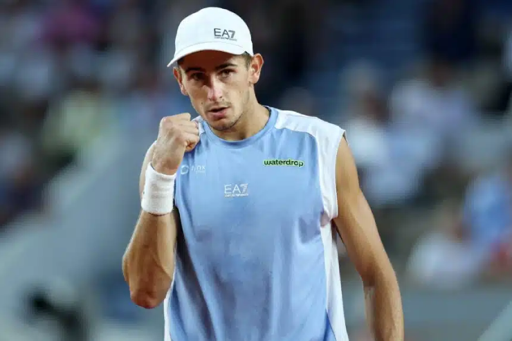 Matteo Arnaldi ăn mừng chiến thắng đầy cảm xúc tại Roland Garros 2026