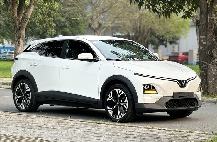 Thiết kế hông xe VinFast VF 6 với vòm bánh mở rộng hầm hố