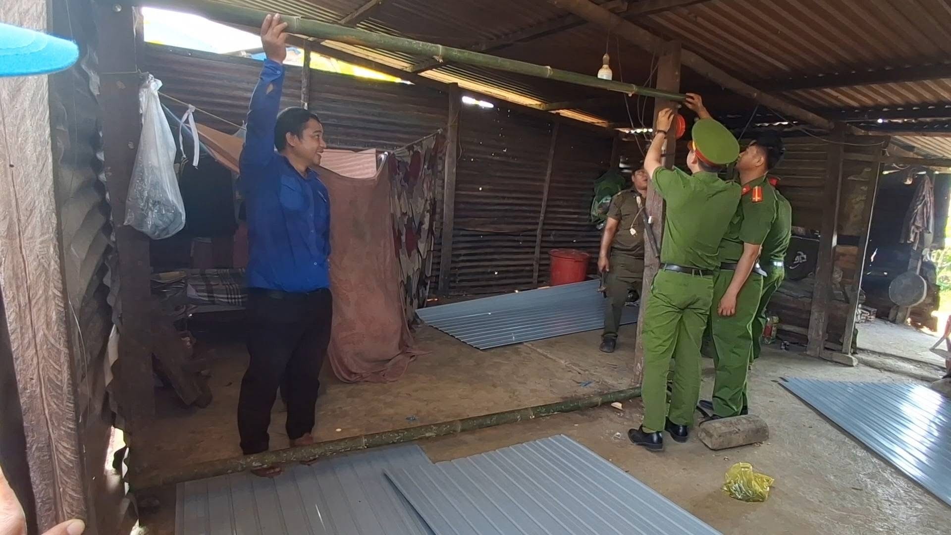 Công an xã Phước Năng hỗ trợ xây dựng phòng ngủ cho gia đình ông Hồ Văn Nông ở thôn 6. Ảnh: H.H
