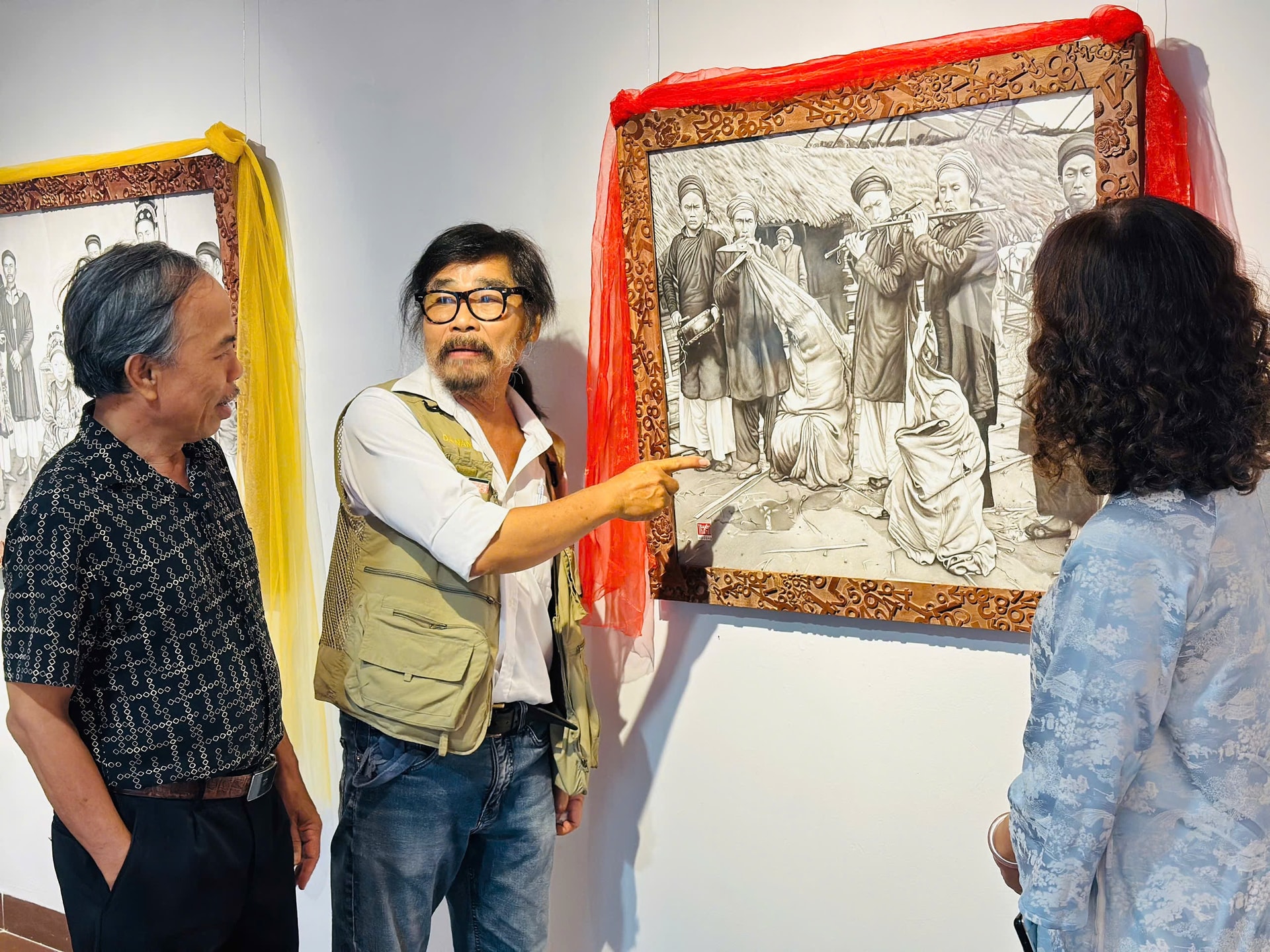 Nghệ sĩ Mỹ Dũng tại triển lãm 