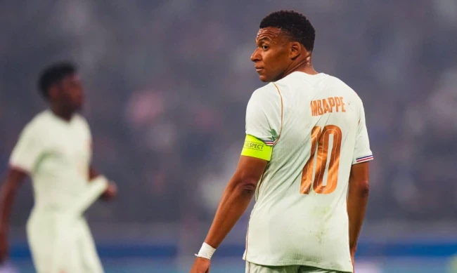 Kylian Mbappe gặp khó khăn trong việc tìm đường vào khung thành đối phương.