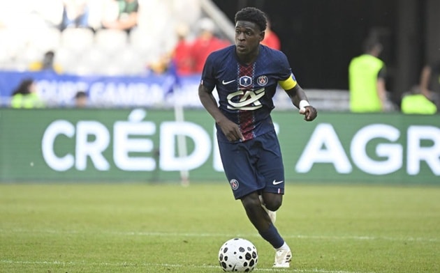 Emmanuel Mbemba trong màu áo PSG