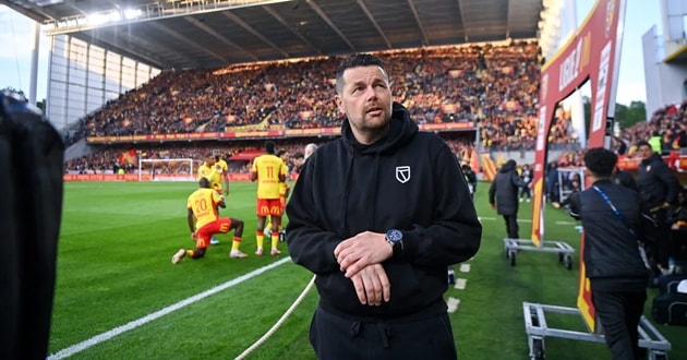 HLV Pierre Sage giúp RC Lens đạt được những thành tích vượt mong đợi.