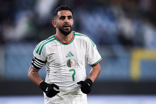 Riyad Mahrez mang đến kinh nghiệm và đẳng cấp cho hàng công của Algeria.