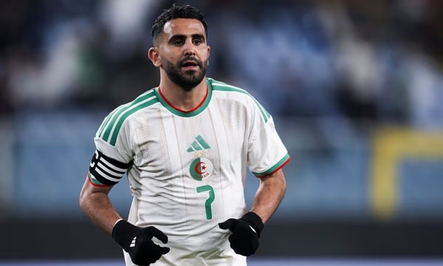 Riyad Mahrez thủ quân đội tuyển Algeria
