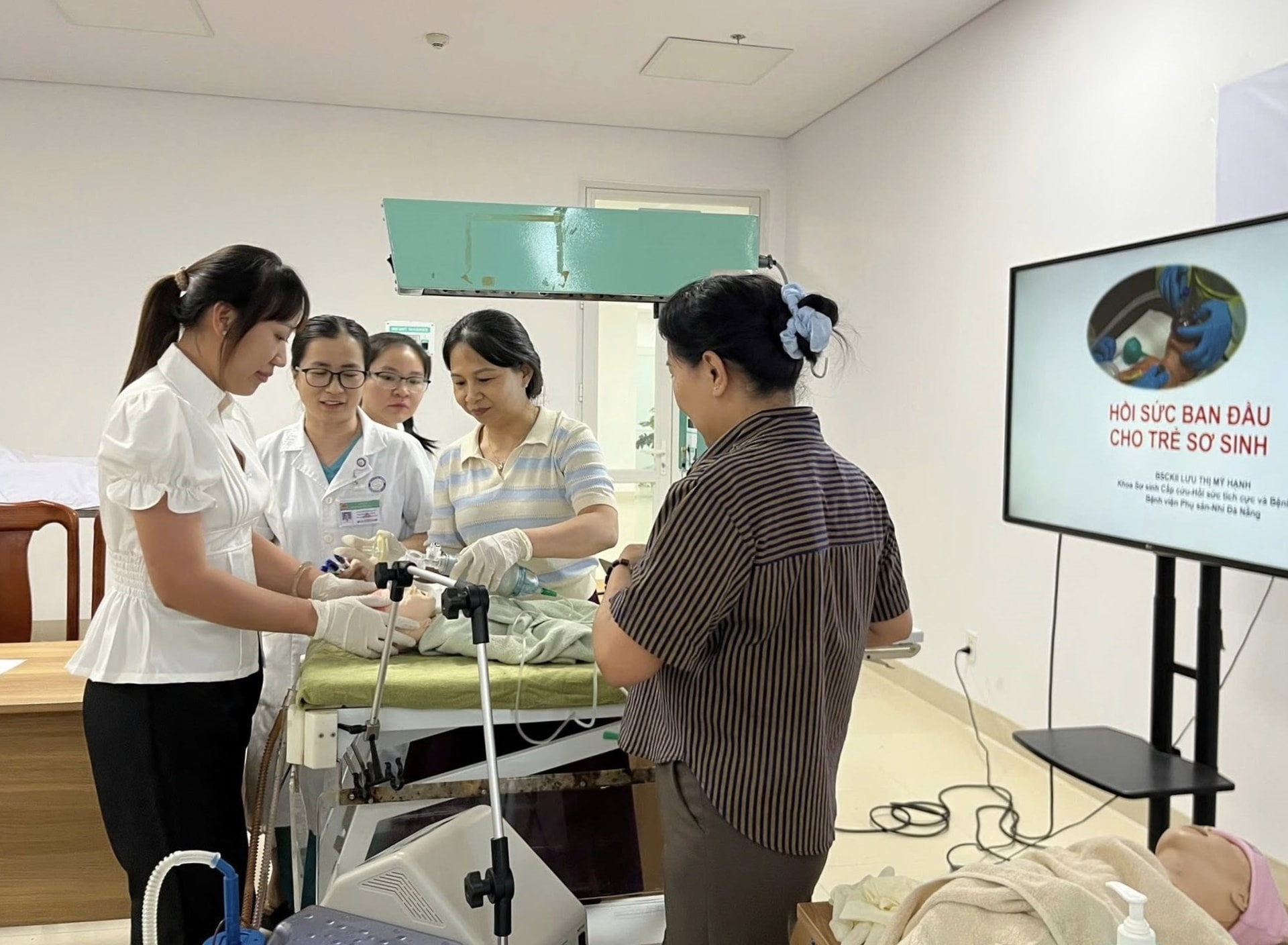 Bệnh viện Phụ sản - Nhi Đà Nẵng đào tạo hồi sức sơ sinh cho cán bộ y tế. Ảnh L.H