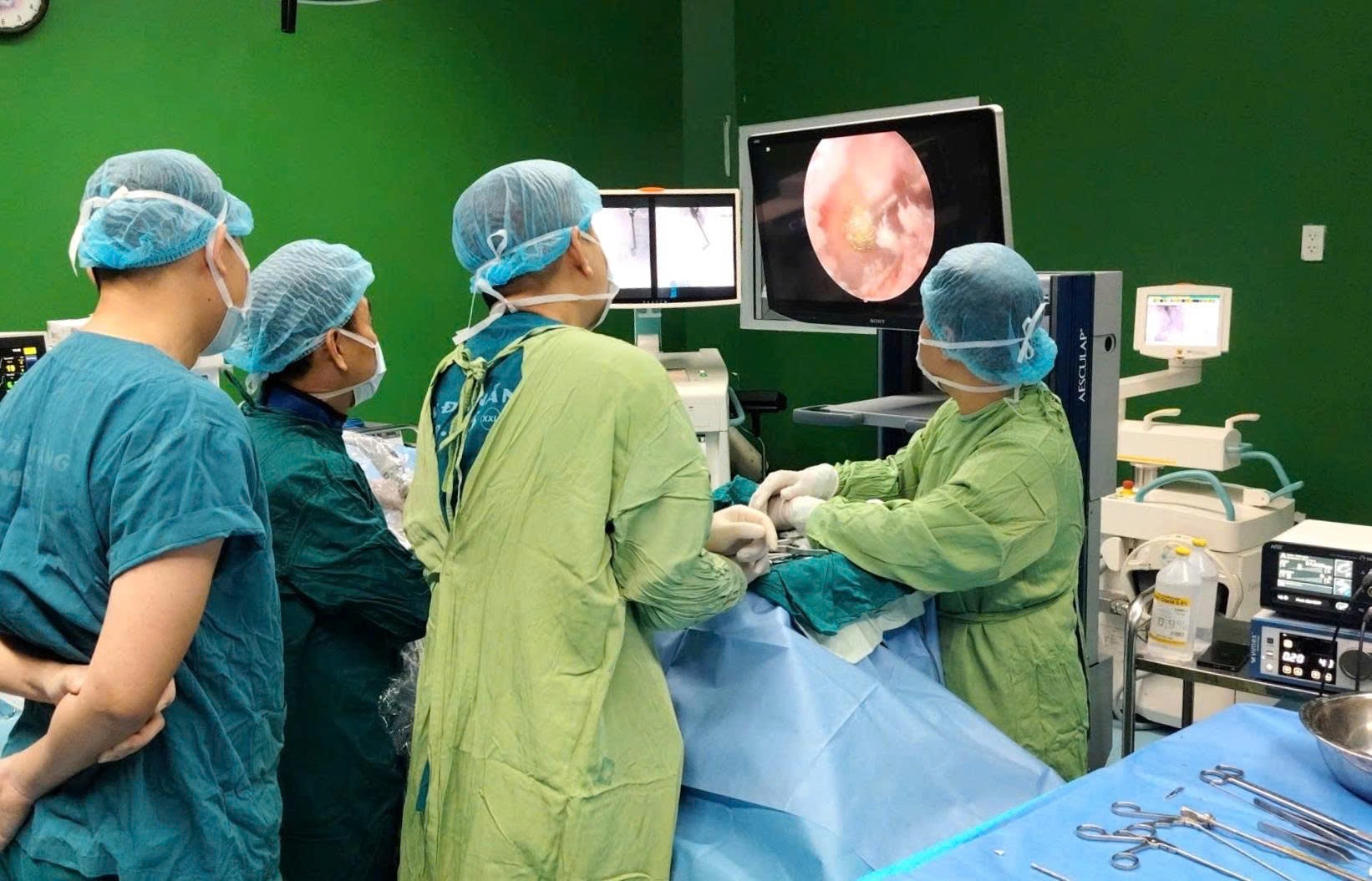 Êkíp Bệnh viện Đà Nẵng triển khai kỹ thuật y tế hiện đại để can thiệp cho bệnh nhân. Ảnh L.H