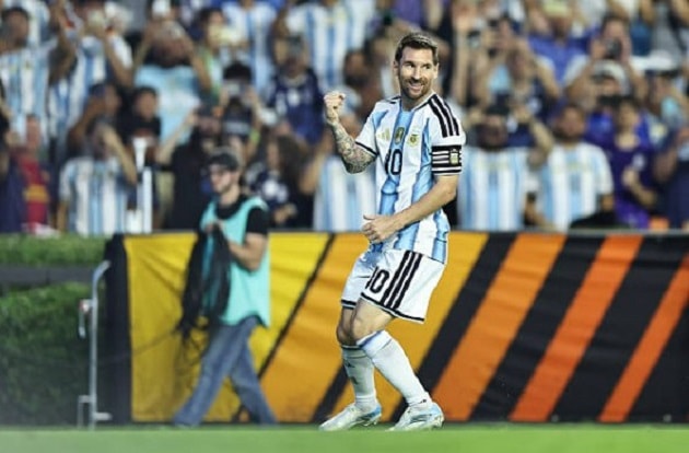 Lionel Messi thực hiện cú sút phạt đền thành công nâng tỷ số lên 2-0 cho Argentina.