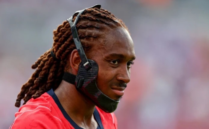 Hậu vệ Djed Spence phải sử dụng mặt nạ bảo hộ đặc biệt trong suốt hành trình World Cup 2026 cùng đội tuyển Anh.
