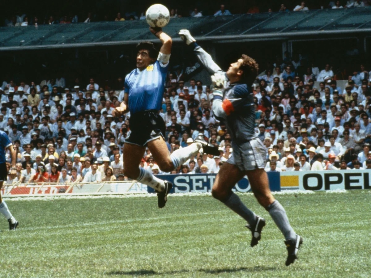 Diego Maradona và bàn tay của Chúa