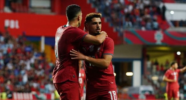 Diogo Dalot và Pedro Neto phối hợp ghi bàn cho Bồ Đào Nha
