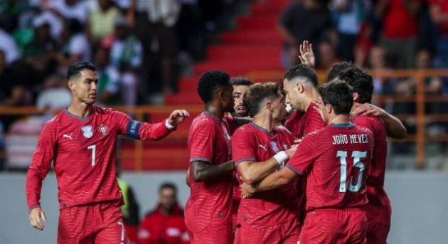Cristiano Ronaldo trên sân trong trận gặp Nigeria