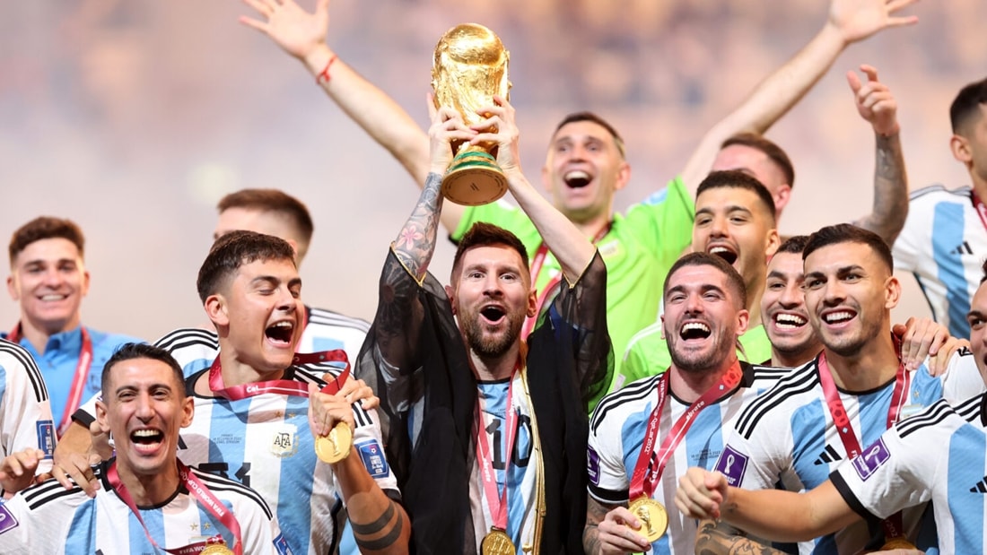 Lionel Messi nâng cao chiếc cúp World Cup 2022