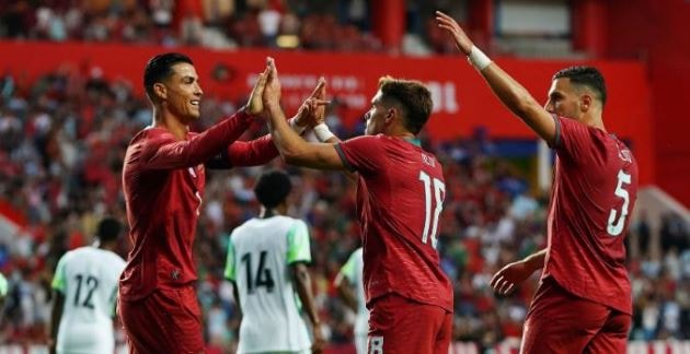 Niềm vui của các cầu thủ Bồ Đào Nha sau khi Pedro Neto ghi bàn mở tỷ số vào lưới Nigeria.