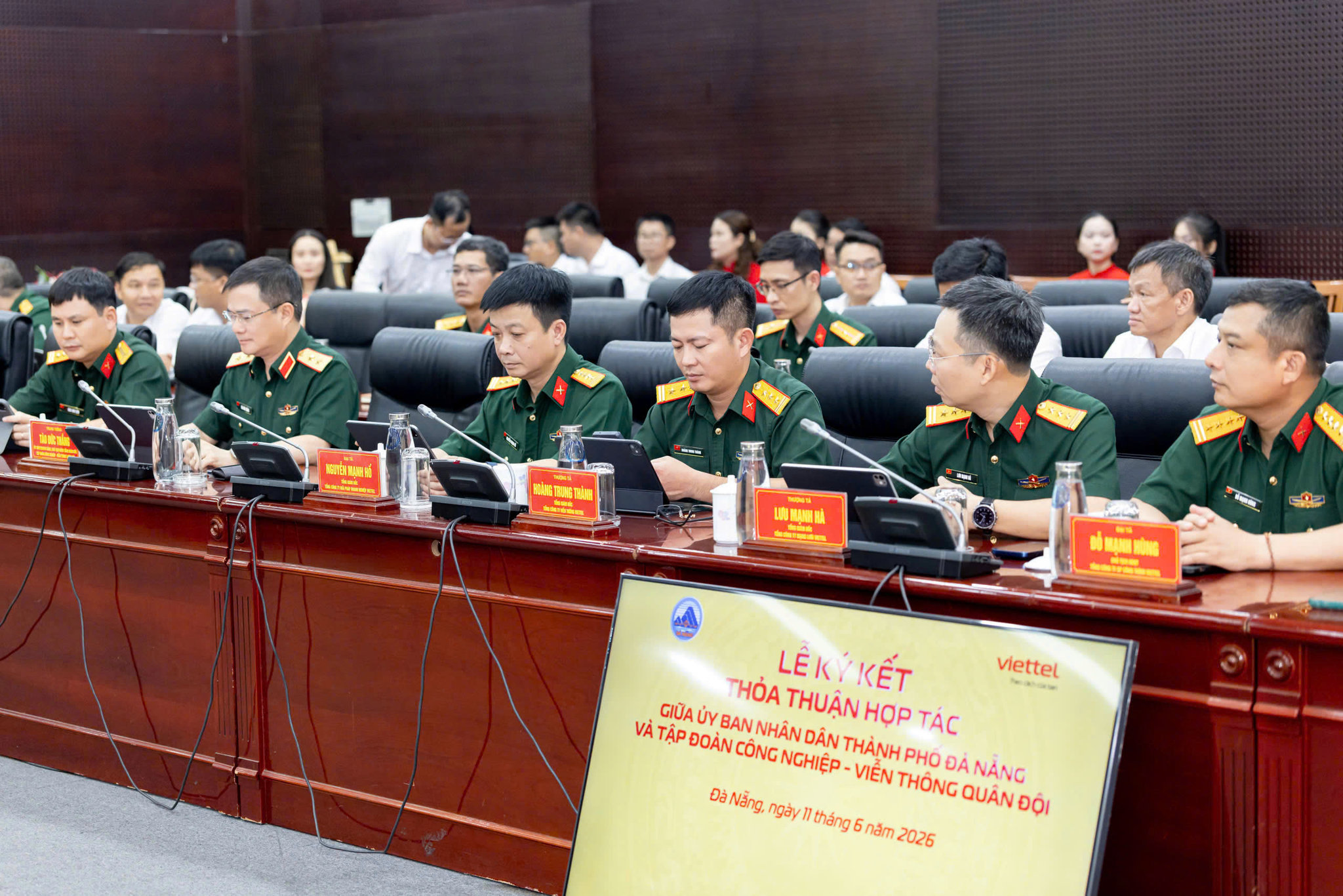 Lãnh đạo Tập đoàn Viettel và đại diện lãnh đạo các đơn vị thành viên thuộc tập đoàn dự lễ ký kết.