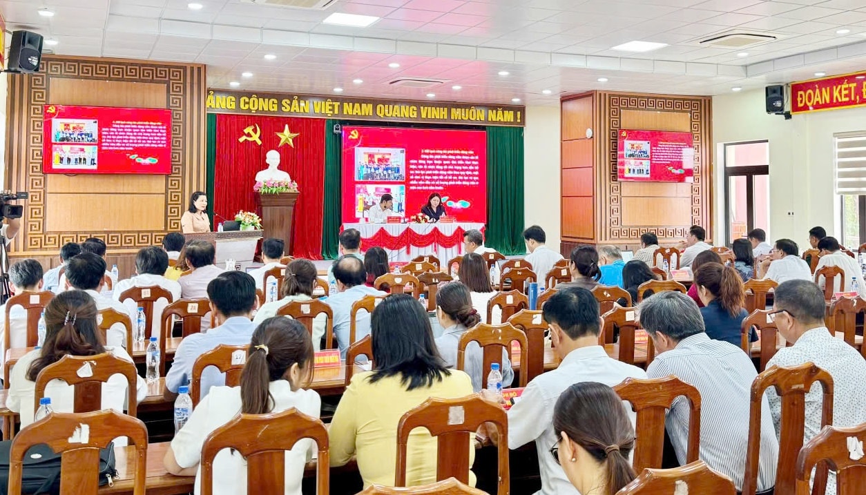 anh 2 trao tang giay khen