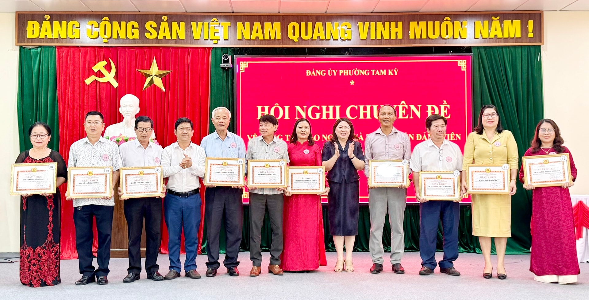 anh trao tang giay khen