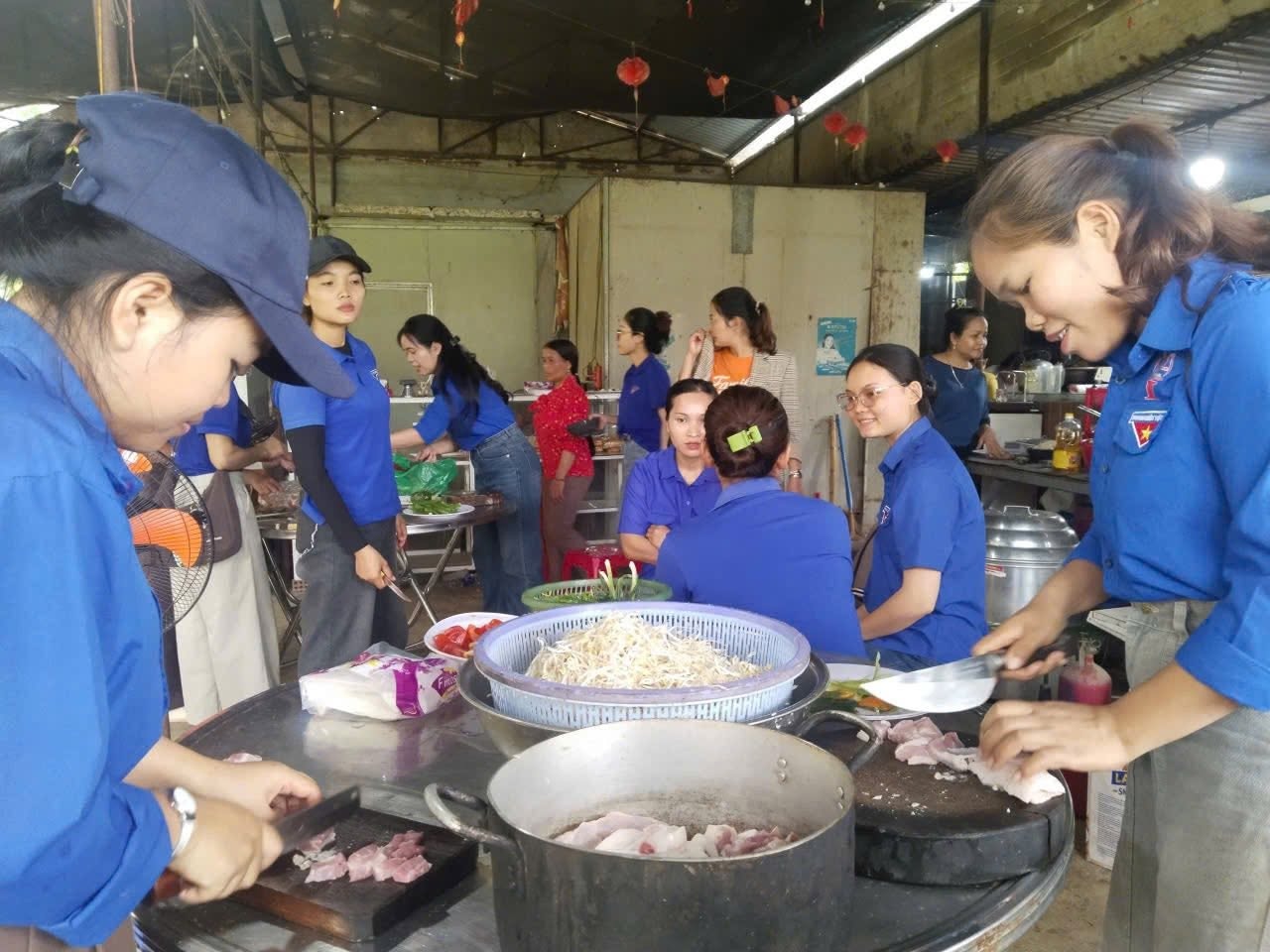 Chuẩn bị suất ăn cho thí sinh tại xã La Dêê. Ảnh: Thành đoàn