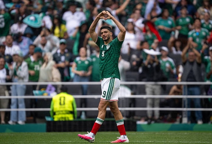 Raul Jimenez đánh đầu ghi bàn ấn định tỷ số 2-0 trước Nam Phi