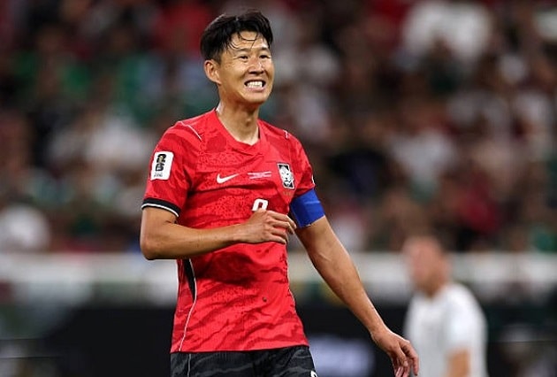 Son Heung Min nỗ lực dứt điểm trong vòng vây các cầu thủ CH Séc tại World Cup 2026.