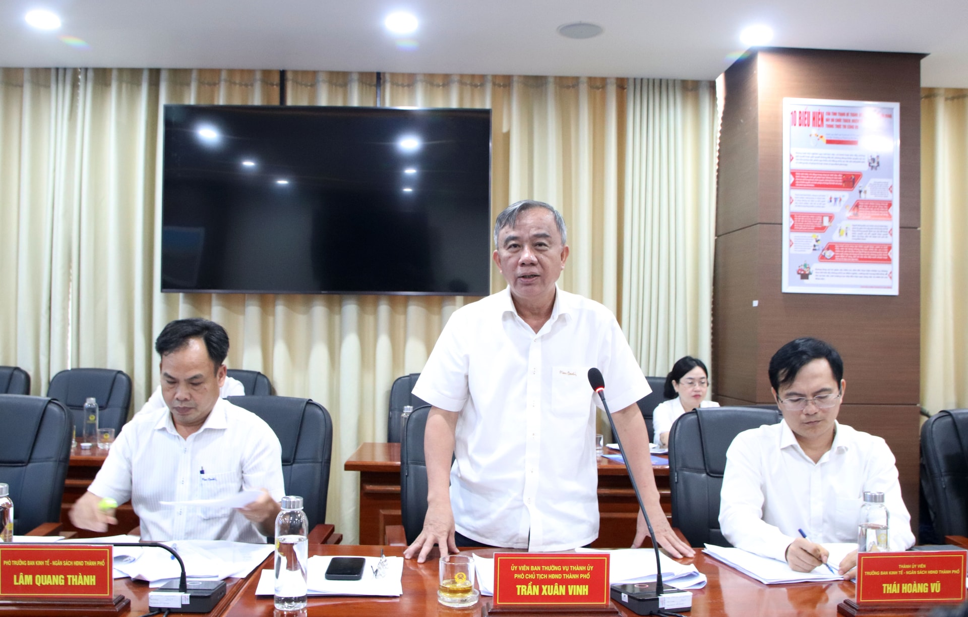 Phó Chủ tịch HĐND thành phố Trần Xuân Vinh phát biểu tại buổi làm việc. Ảnh: TRỌNG HUY