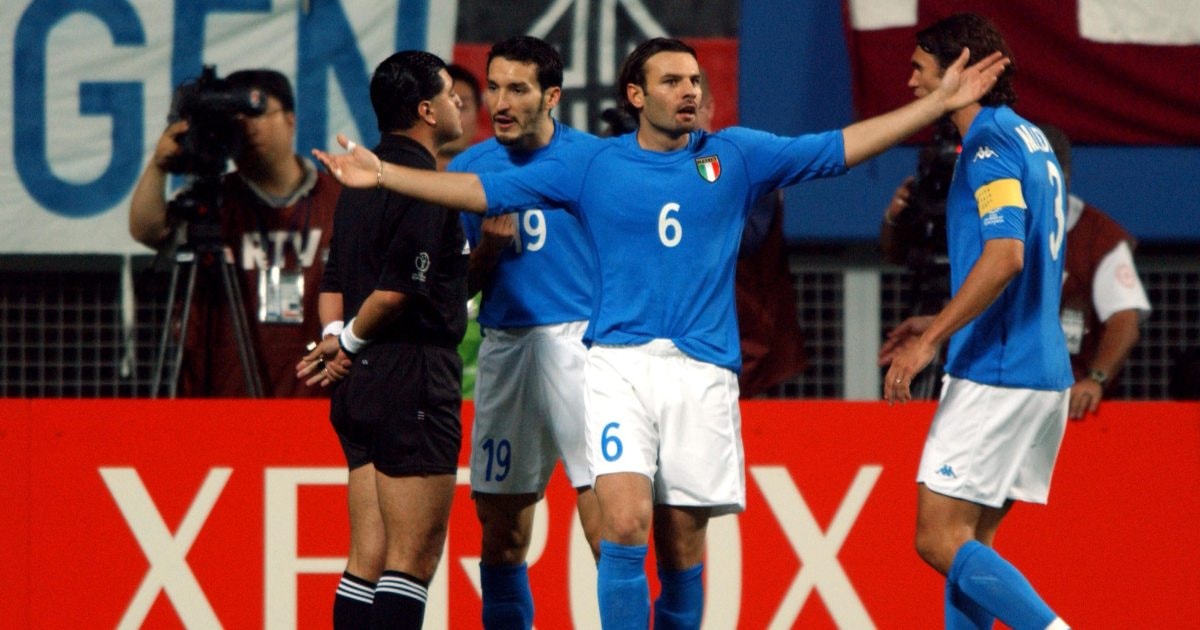 Trọng tài Byron Moreno rút thẻ đỏ truất quyền thi đấu của Francesco Totti gây tranh cãi dữ dội.