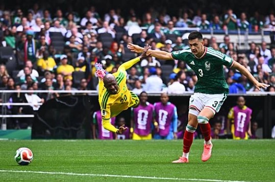 Cesar Montes nhận thẻ đỏ trong trận đấu với Nam Phi