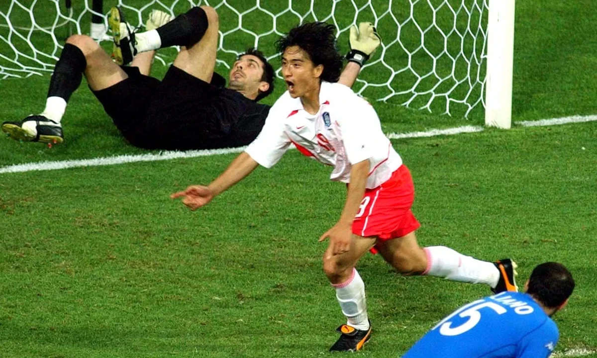 Thủ thành Gianluigi Buffon bất lực nhìn bóng bay vào lưới sau cú đánh đầu của Ahn Jung-hwan.