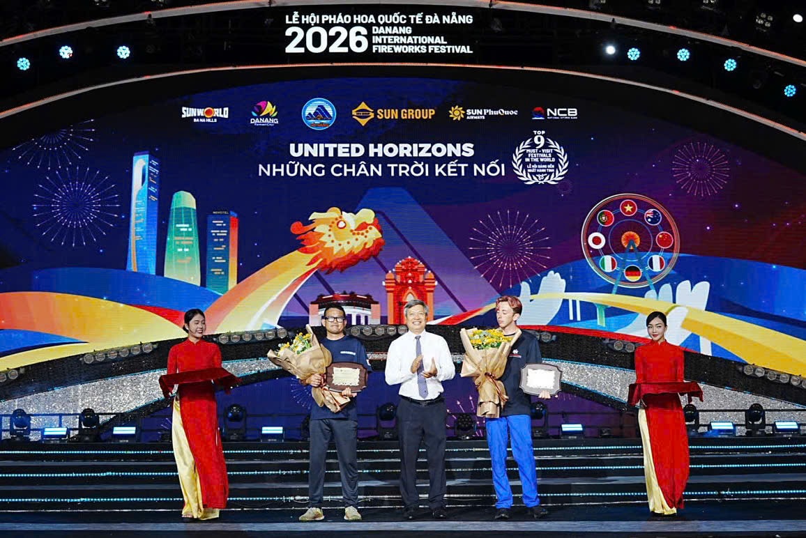 Phó Chủ tịch UBND thành phố Hồ Quang Bửu trao kỷ niệm chương cho 2 đội thi đêm thứ ba. 