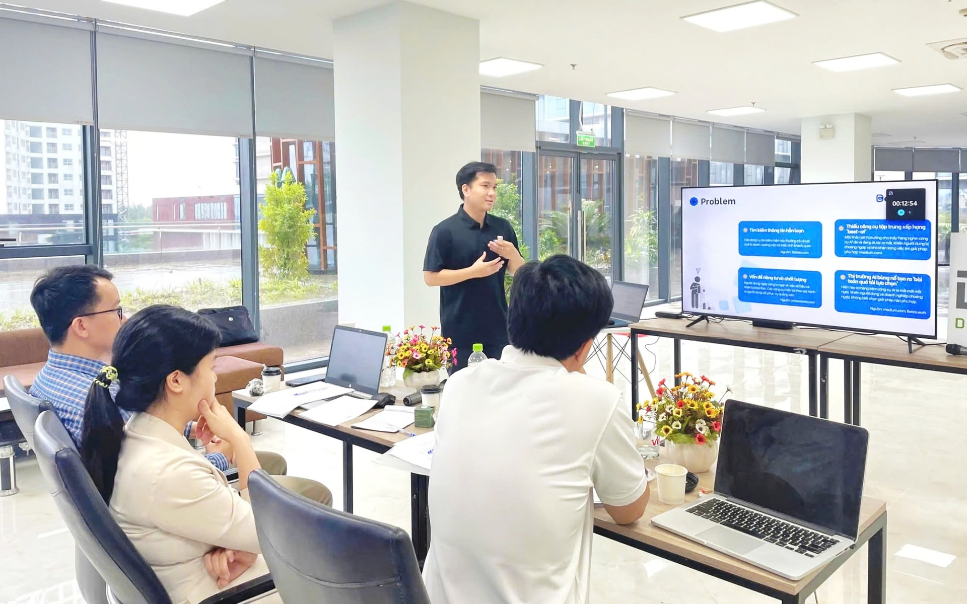 Anh Trần Văn Nhật trình bài về dự án Bestlist.ai của mình.
